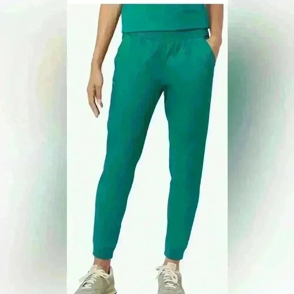 Amazon Essentials Women's Slim Fit Jogger Scrub Pant - Picture 1 of 4